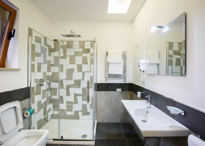 Orange - De Vivo Realty 4*